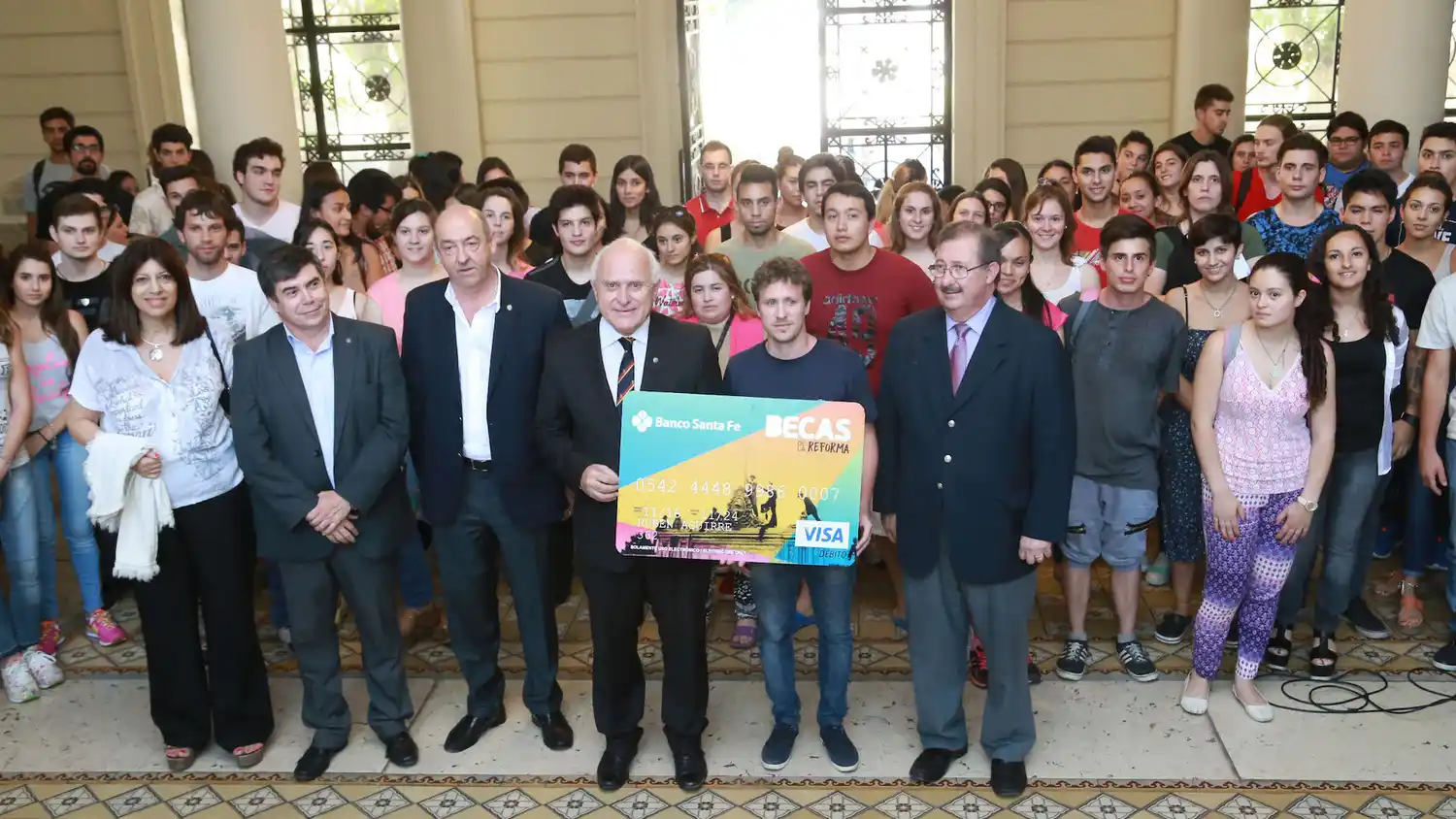 Continúa la entrega de becas a estudiantes superiores de la provincia