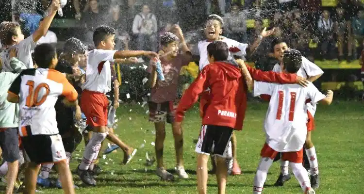 Huracán gritó campeón en un emotivo Provincial 2008