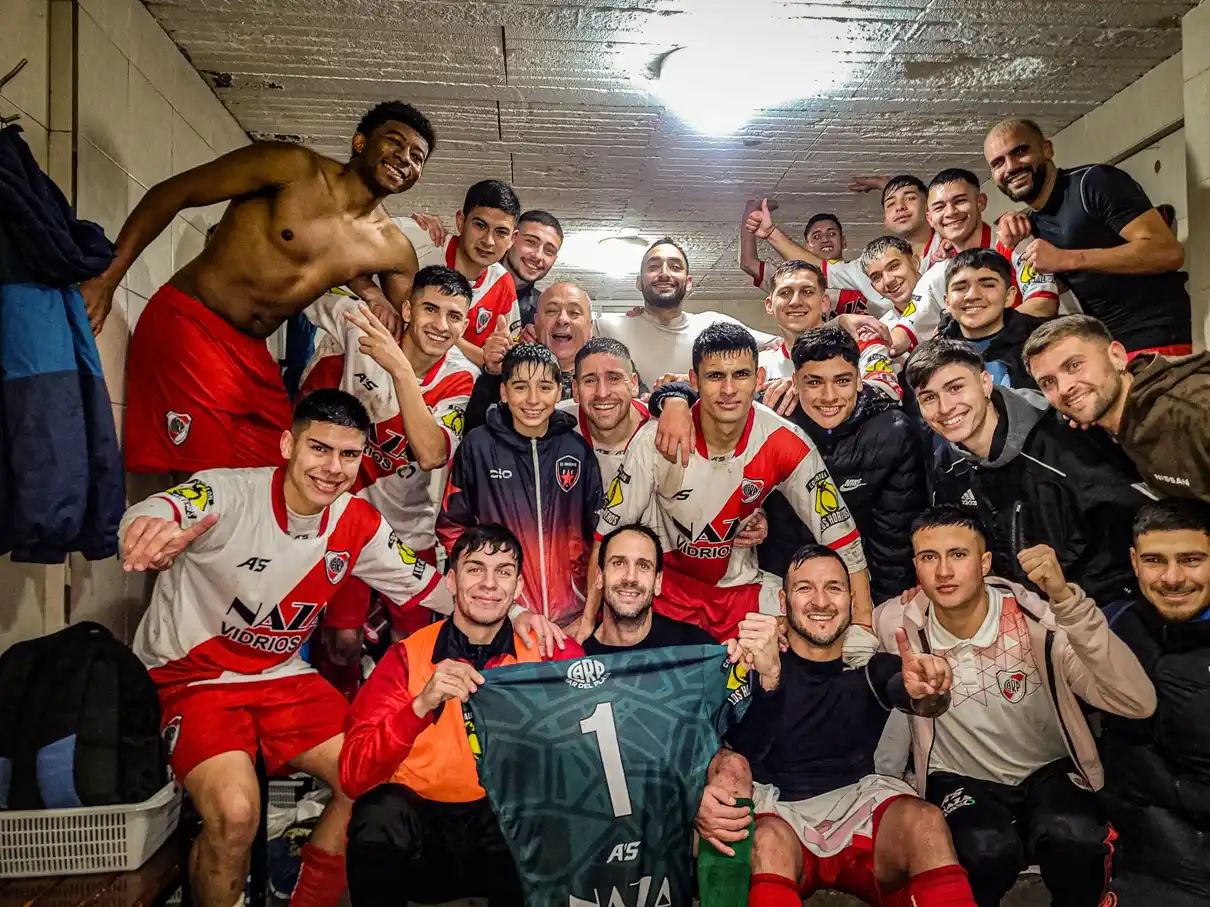 El plantel de River celebrando el triunfo de hoy. (Foto: Prensa River)