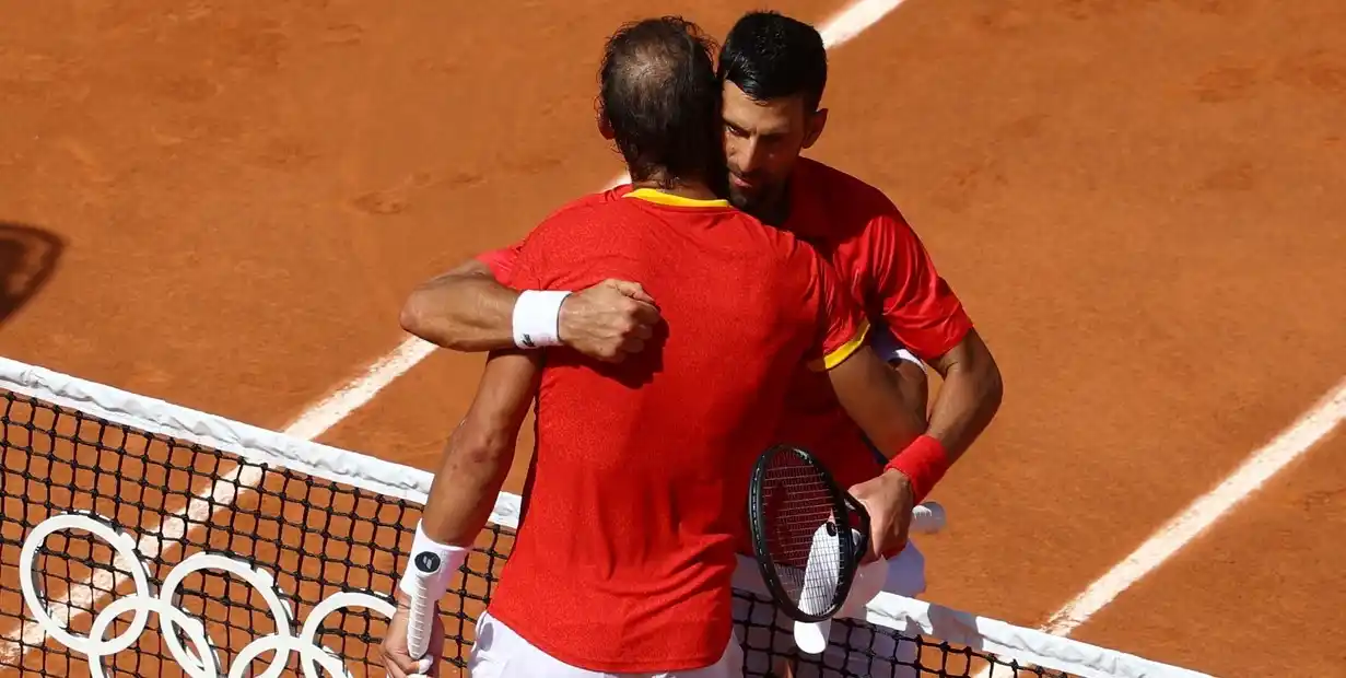 El abrazo del final entre Djokovic y Nadal