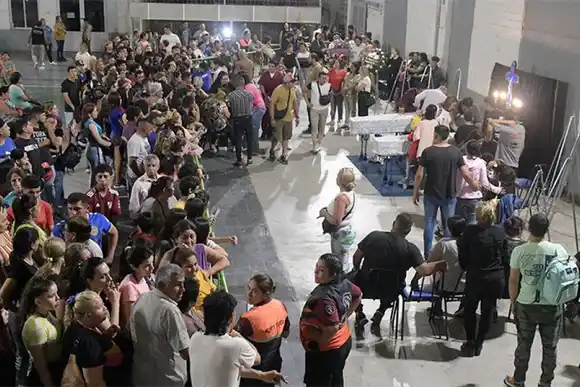 Con un gran dolor, miles de personas despiden al cantante Huguito Flores