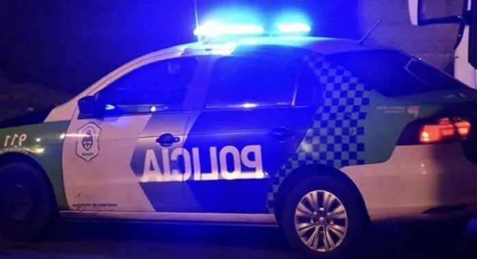 Atrapados tras volcar una camioneta robada en Orense