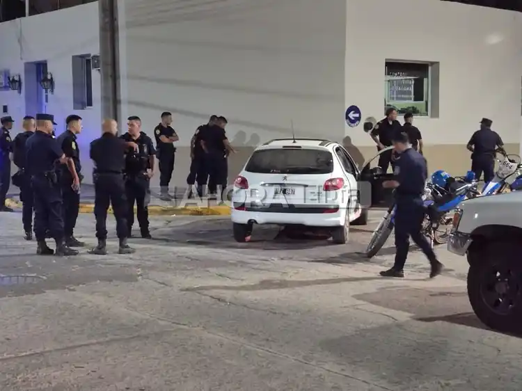 Borracho, sin licencia y haciendo maniobras peligrosas: quiso huir de la policía y terminó chocando contra la Jefatura