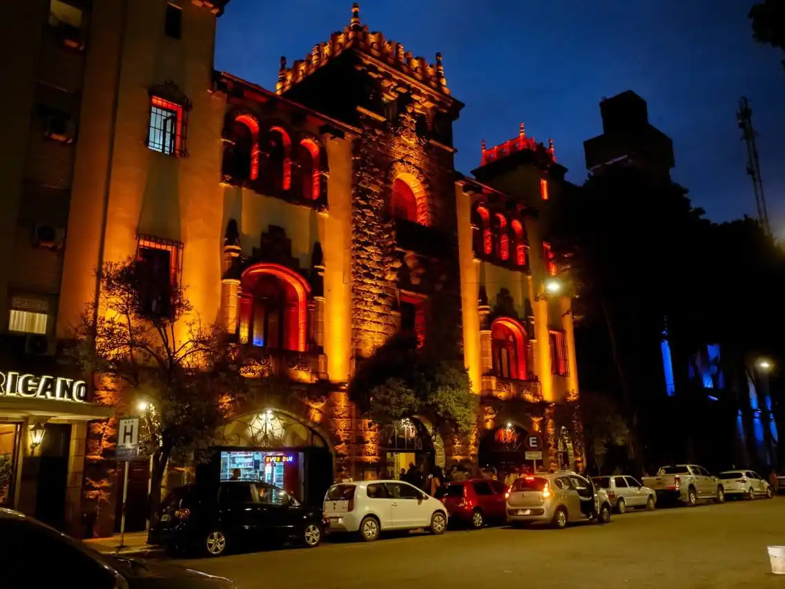Las entradas se pueden conseguir en la boletería del Teatro Colón, de lunes a viernes de 10 a 14 y de 17 a 21.