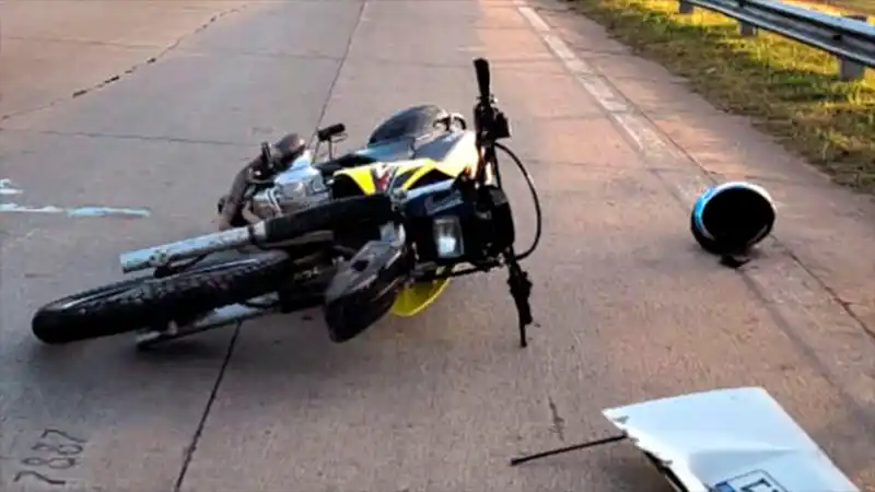 Fuerte siniestro entre una moto y una camioneta en la Autovía Artigas