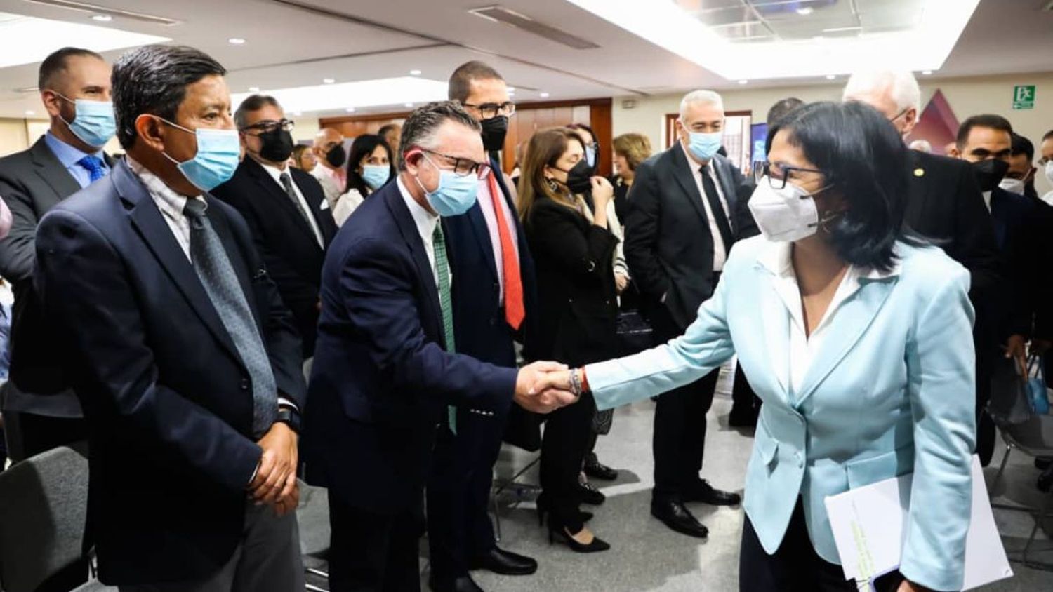 ¡HUMO BLANCO! Delcy Rodríguez se reúne con industriales: prevén crecimiento económico del 6,5 % para 2.023