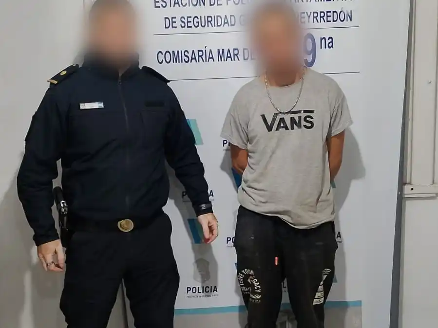 Tras un operativo de búsqueda en la zona, el personal policial logró interceptar a uno de los sospechosos a unos 150 metros del lugar.