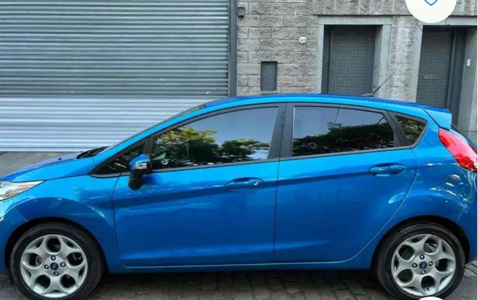 Lo buscan. Al Ford modelo Kinetic, de color azul, sustraído del frente de una vivienda
