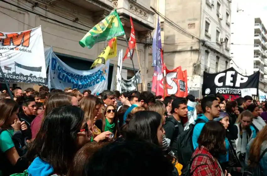 Estudiantes toman la sede de gobierno de la UNR