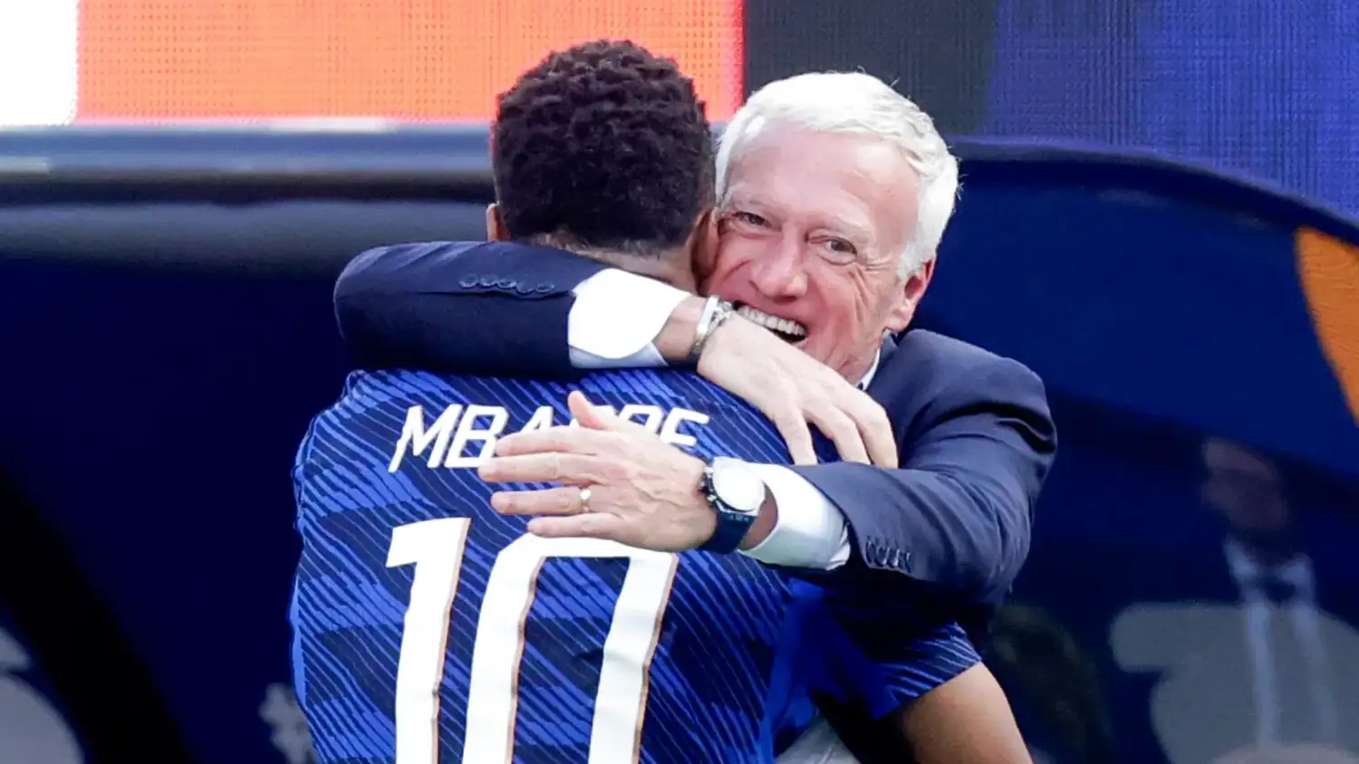 Mbappé junto a Deschamps.
