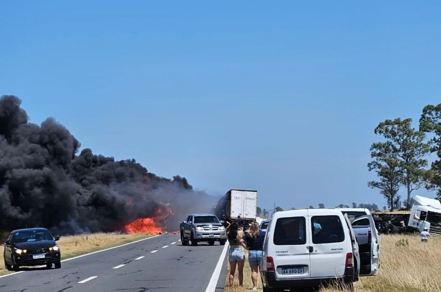 Accidente, fuego y humo sobre la ruta 7.