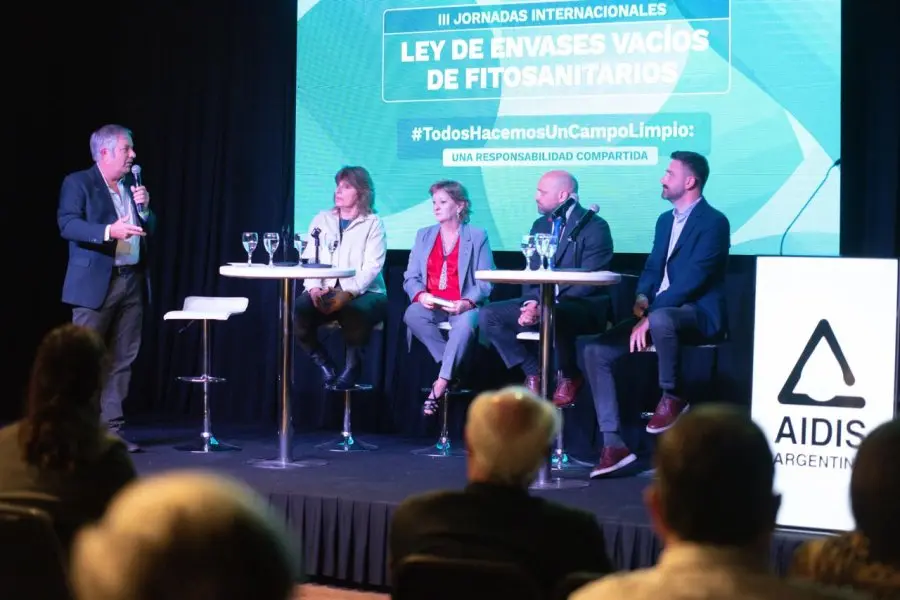 Autoridades y expertos del agro impulsan el desarrollo sostenible a través de un campo sin residuos plásticos