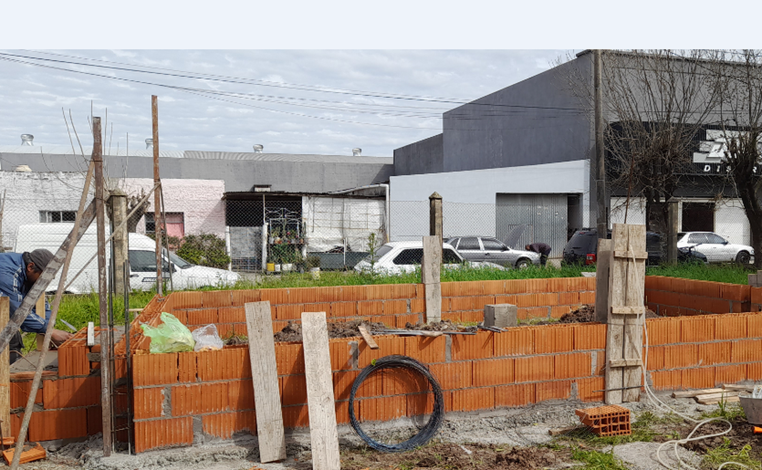 Construyen un escenario de cemento en el Hogar de Ancianos Gualeguay
