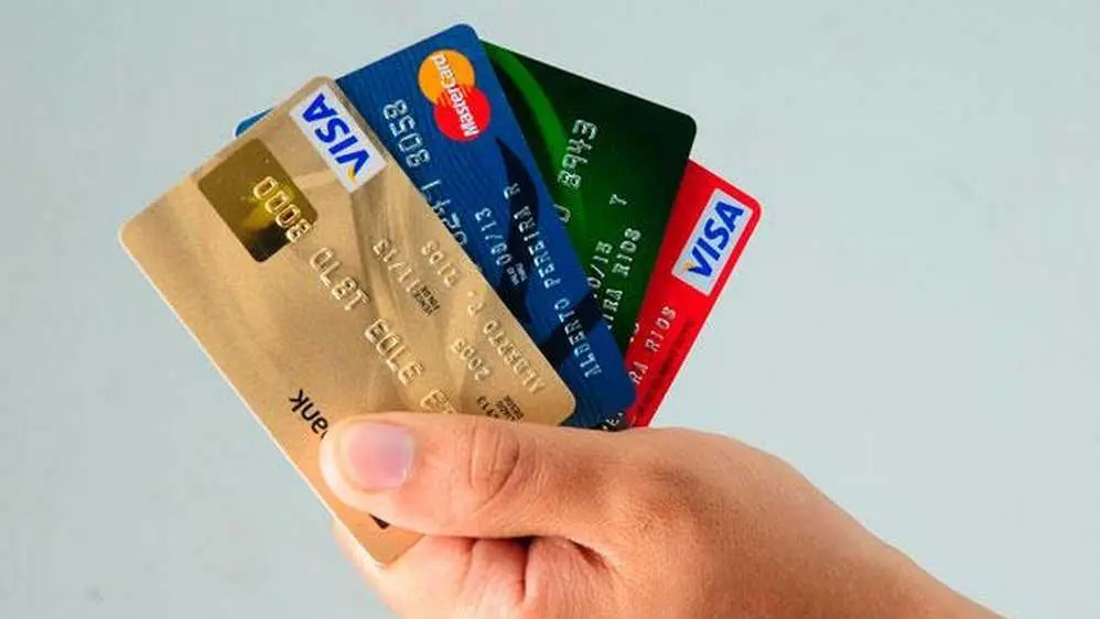 Ya es más caro financiarse con la tarjeta de crédito, tanto en pesos como en dólares