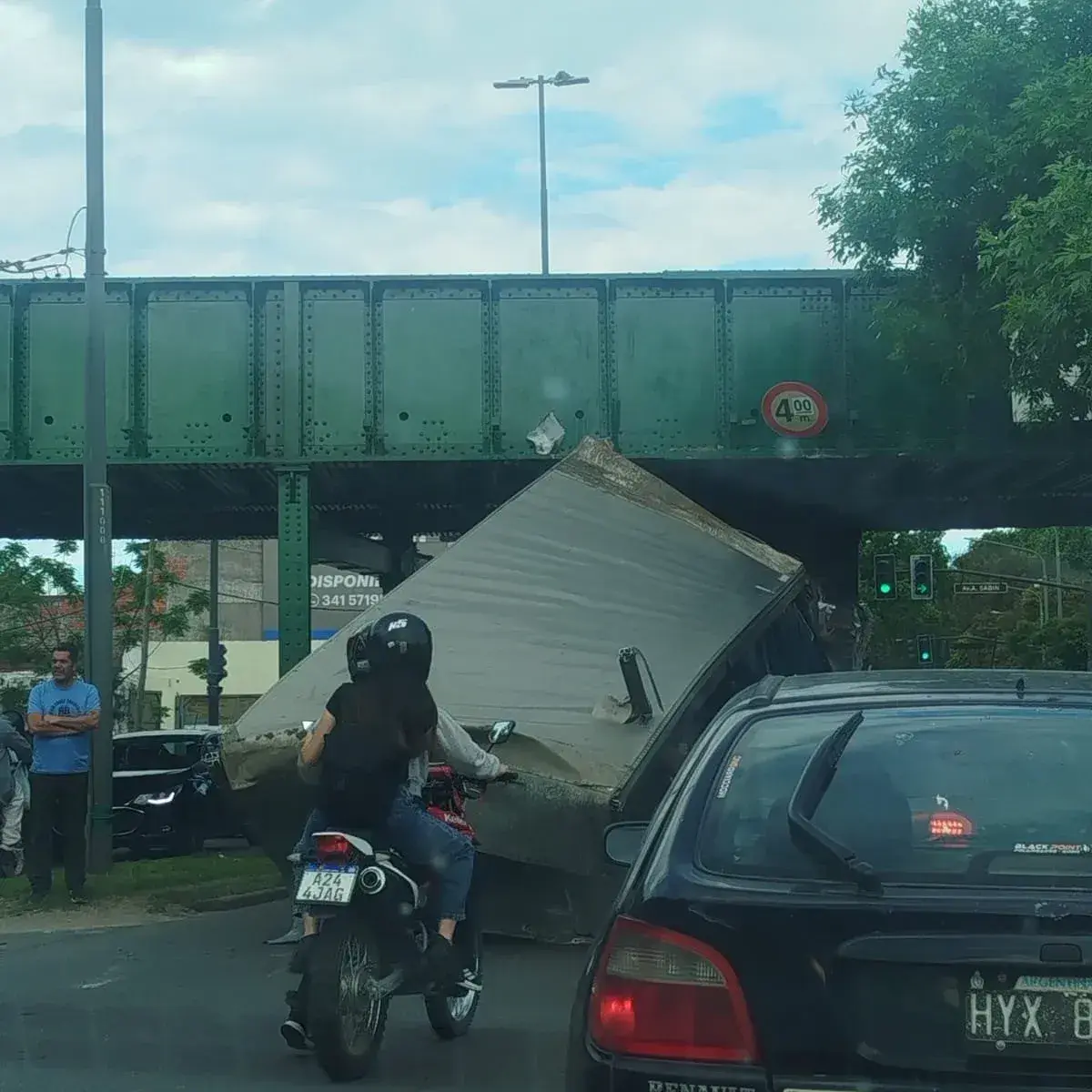 Un camión chocó contra un puente en zona norte y quedó atravesado sobre la calzada