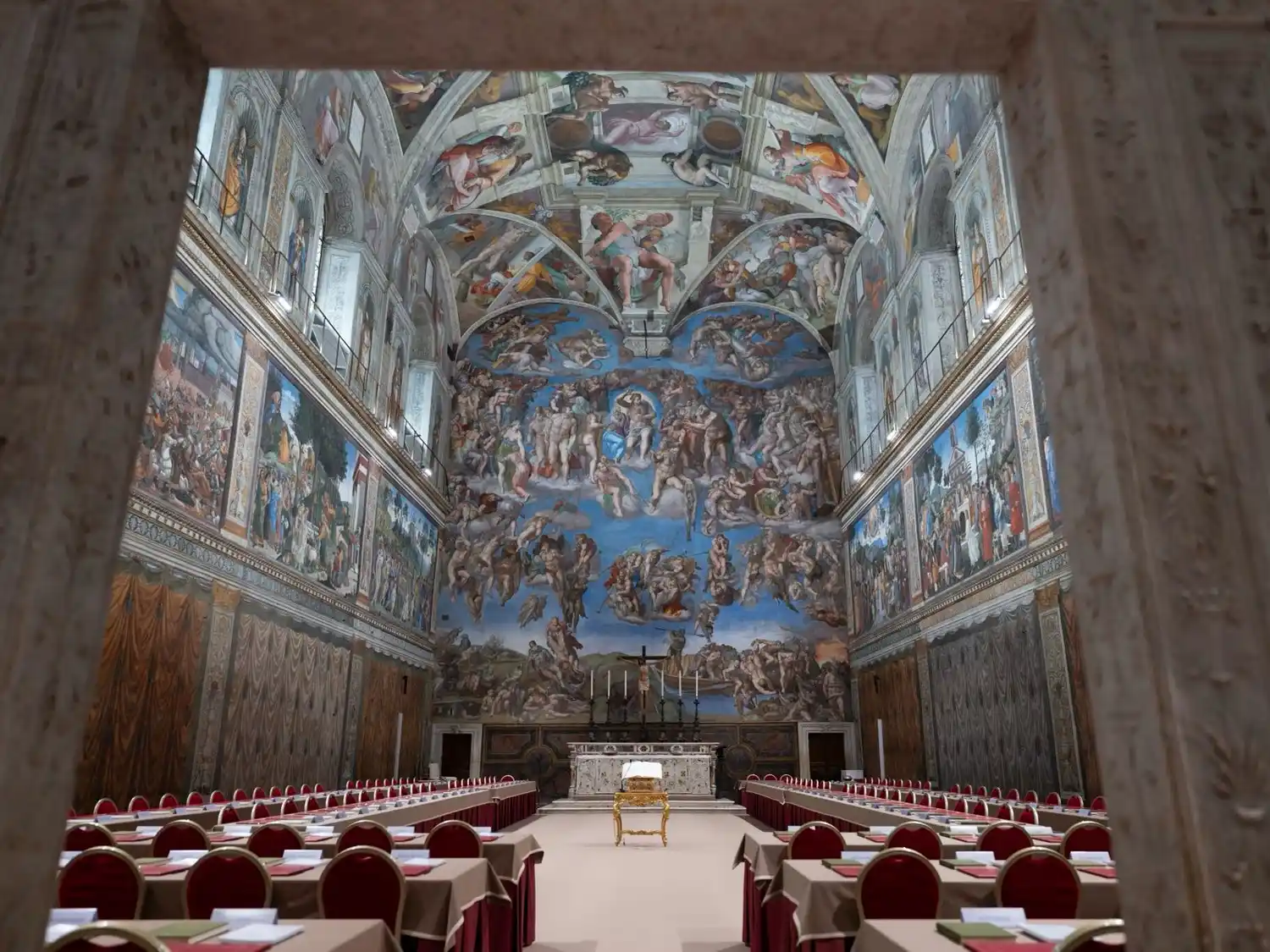 Todo listo. La Capilla Sixtina, preparada para recibir a los cardenales. Imagen: Vatican Media.
