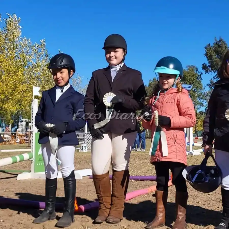 Emma Sarno y Astrid Rissegaard (debutantes) junto a Antonia Karlen (quien debutó el caballo)