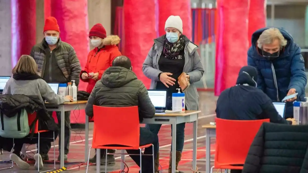 En Canadá estudian un impuesto especial para los no vacunados