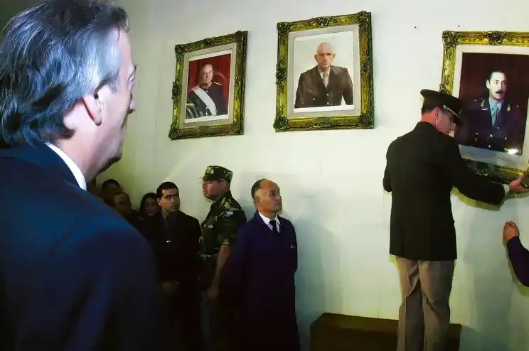 Murió Roberto Bendini: El ex jefe del ejército que descolgó los cuadros de Videla y Bignone
