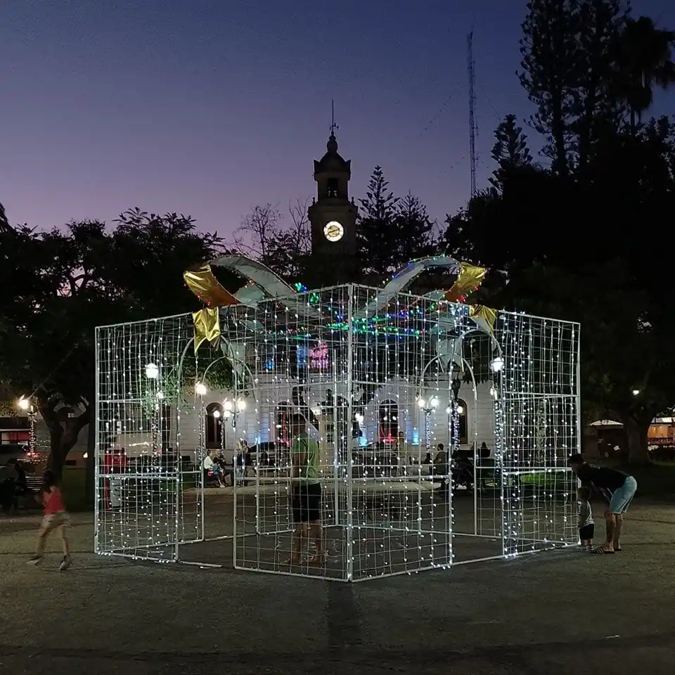 Villaguay se viste de Navidad: la plaza 25 de Mayo, epicentro de luces y adornos festivos