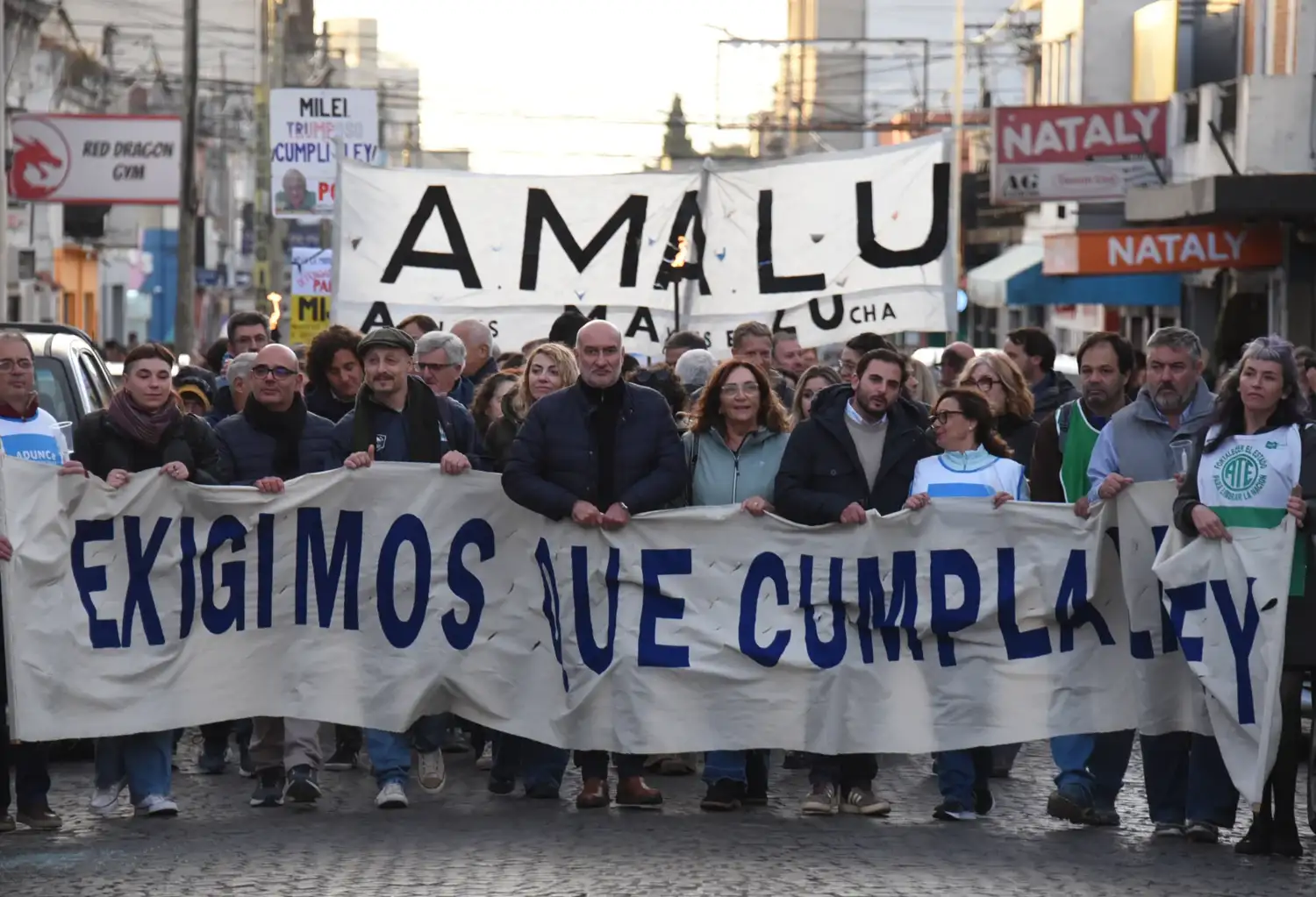 Las autoridades de Unicen, juntos con representantes gremiales y estudiantiles, al frente de la movilización.