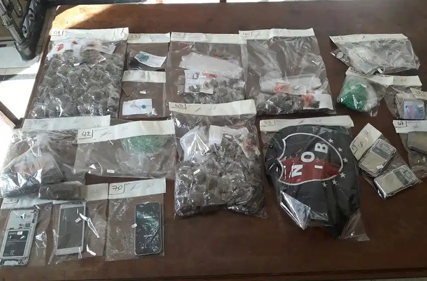 Detenidos, armas y drogas