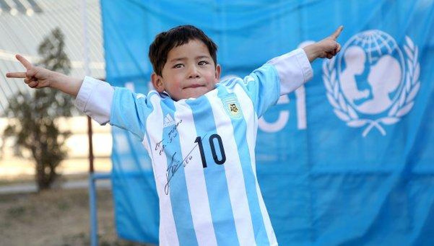 Messi envió camiseta a chico que se hizo remera con bolsas
