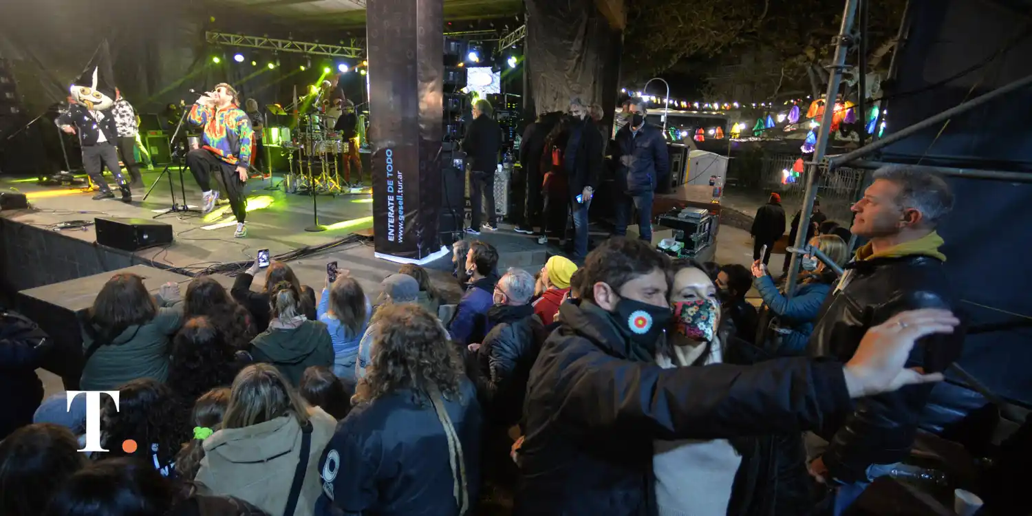 Kicillof en Gesell: Cenó con intendente en un bar y fue a ver a los Auténticos Decadentes