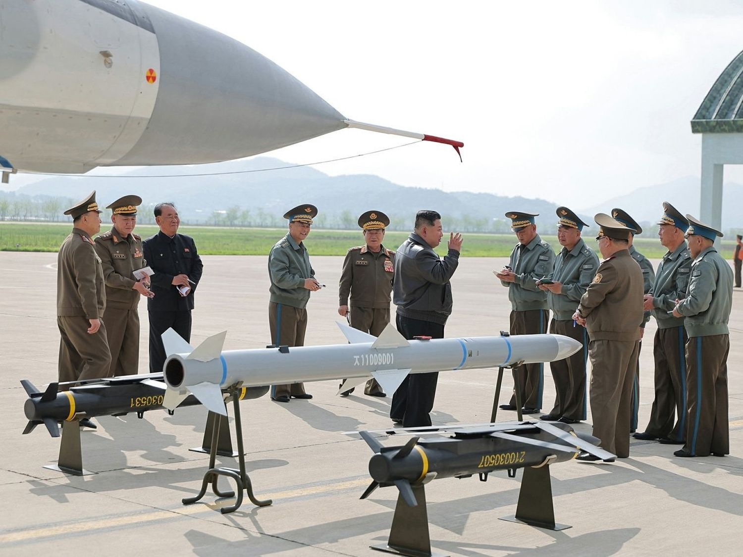 El nuevo misil BVR tipo AMRAAM y las bombas guiadas similares a las Small Diameter Bomb (SDB) evidencian el esfuerzo de las Fuerzas Armadas norcoreanas en modernizar su letalidad.