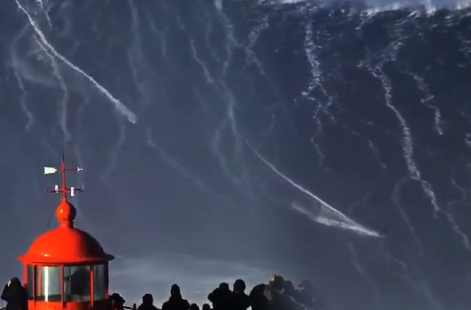 Un brasileño entró al Récord Guinness por surfear la ola más alta del mundo