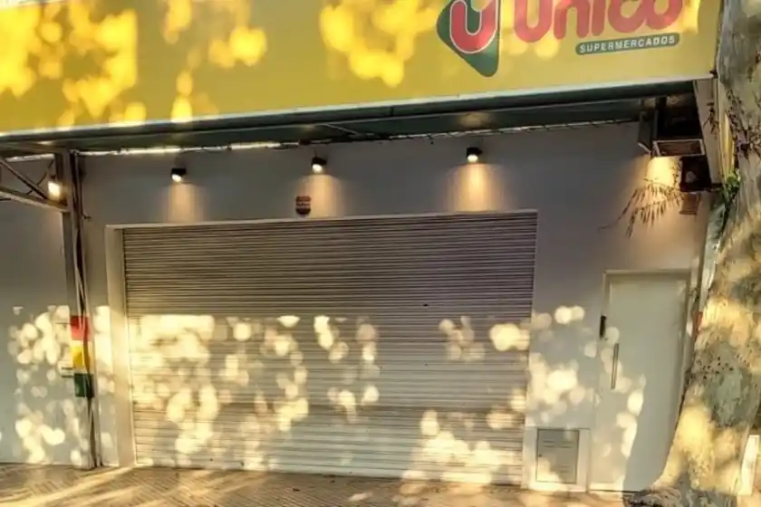 Balearon el supermercado que pertenece a la familia Roccuzzo y dejaron un mensaje para Messi