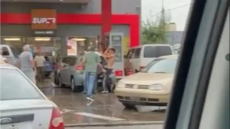 La pelea se trasladó al playón de una estación de servicio cercana.