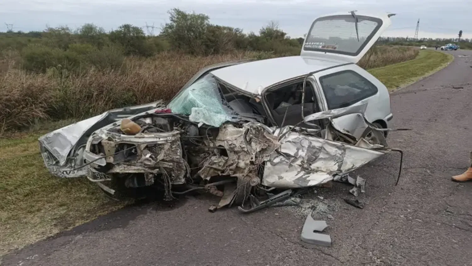 Rescatan a tres personas tras un violento choque entre un auto y un camión
