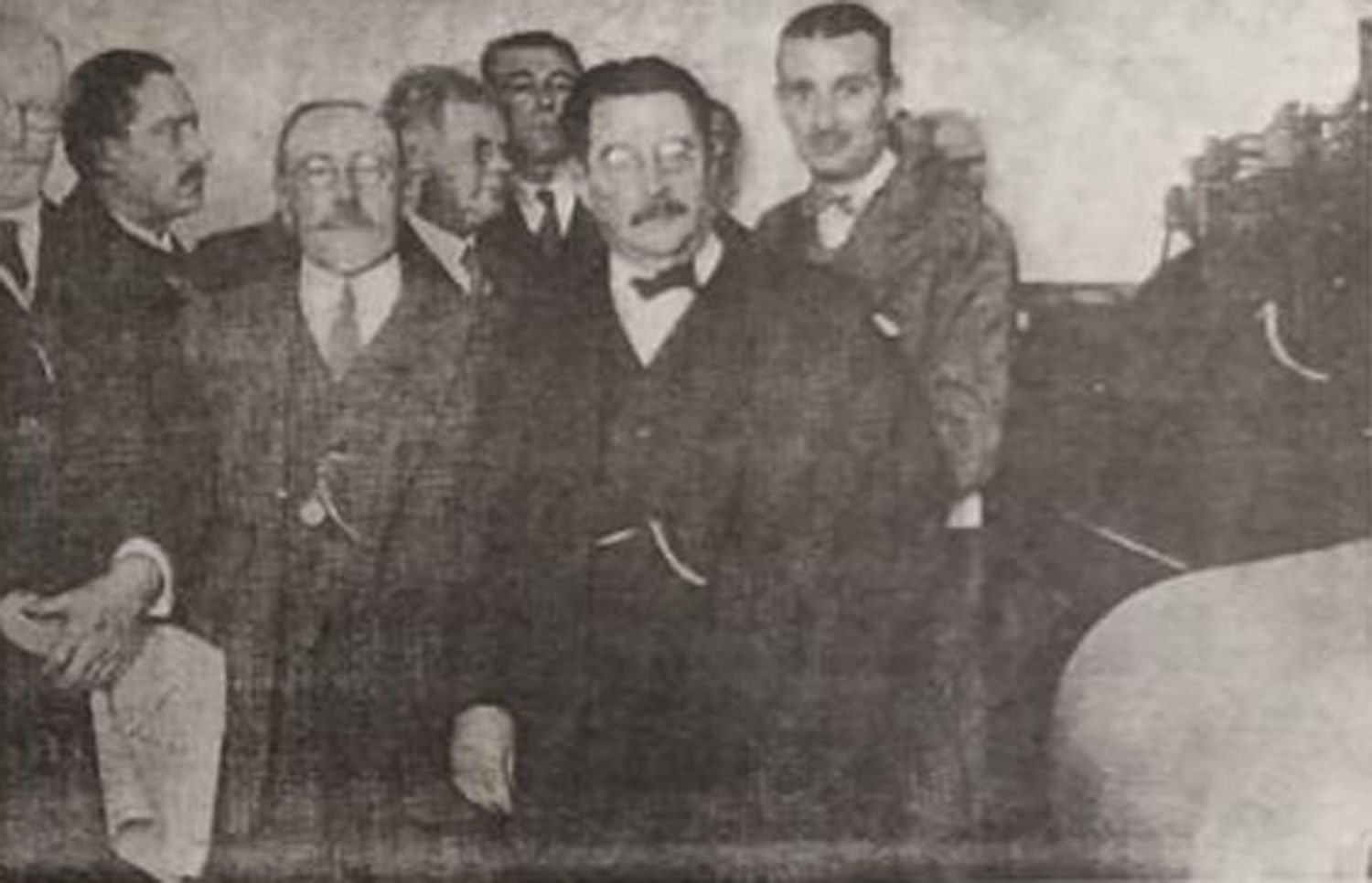 Momento histórico en que la palanca de mando pone en marcha la rotoplana "Duplex", con la que "Nueva Era" comenzó sus operaciones. Junto al fundador, José Antonio Cabral, están, de izquierda a derecha, el director de El Eco de Tandil, José Ampespil, los vecinos Isidro Cía, Juan Setzes, Juan Calvo y Fernando Berreta