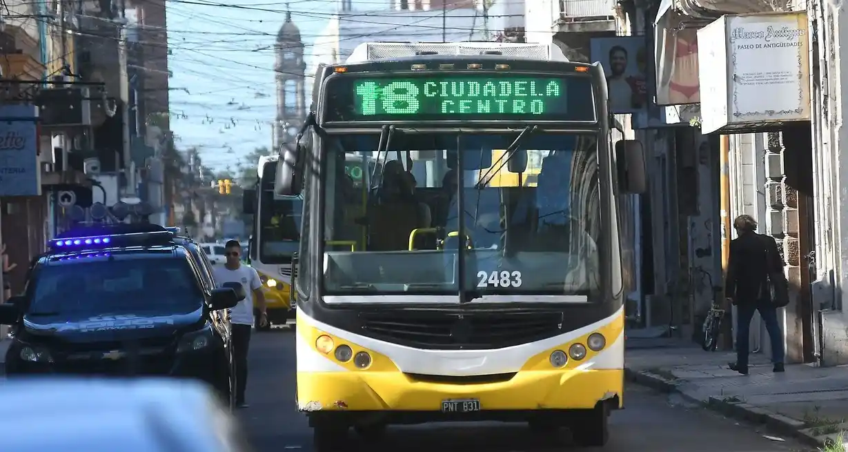 En el caso del transporte interurbano de pasajeros, en Santa Fe el subsidio de Nación es de 1.200 millones mensuales y una cifra similar aporta el gobierno provincial. Crédito: Mauricio Garín