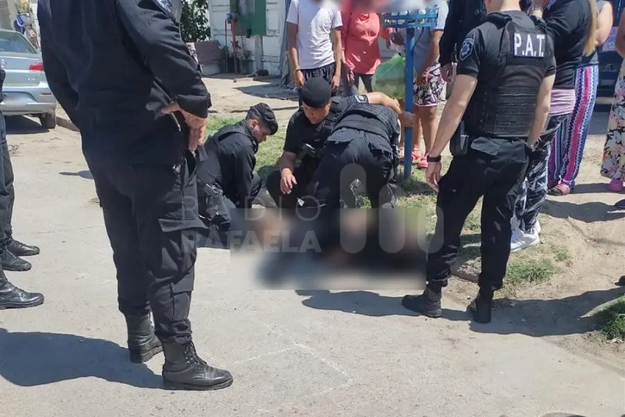 El martes tuvo una audiencia, quedó libre y el miércoles lo vieron metido en el patio de una casa