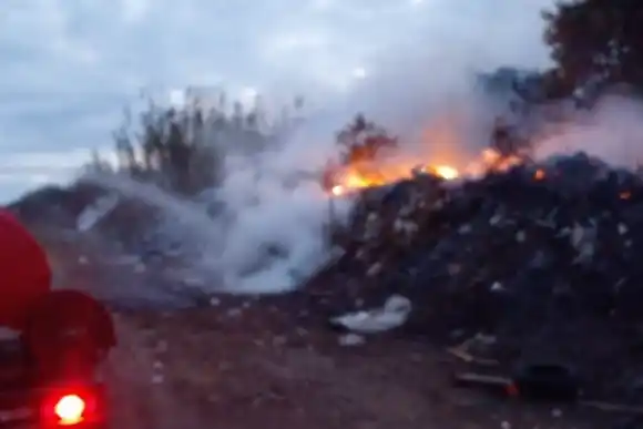 Prendieron fuego un basural de la región y tuvieron que intervenir los bomberos