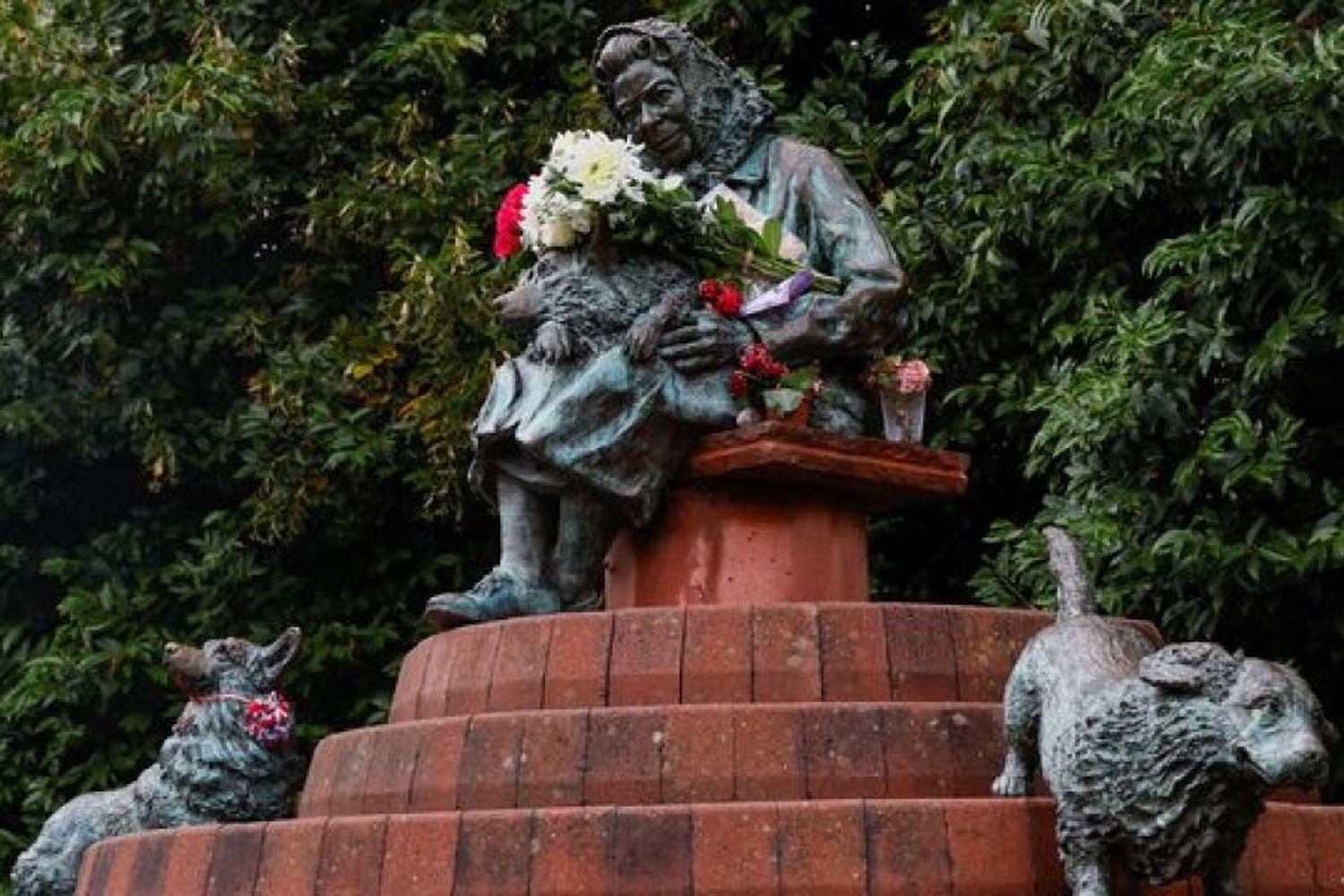 Estatua de la reina Isabel II, junto a sus perros corgis. (Reuters/Andrew Couldridge)