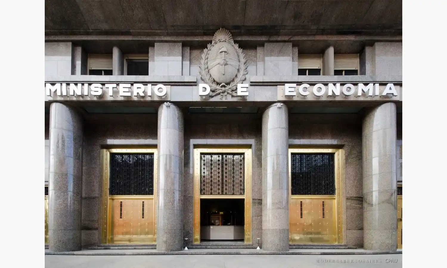 El Ministerio de Economía de la Nación fue evacuado luego de una amenaza de bomba.