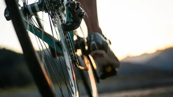 Dos hampones le disparan en el abdomen a un hombre para ROBARLE su bicicleta