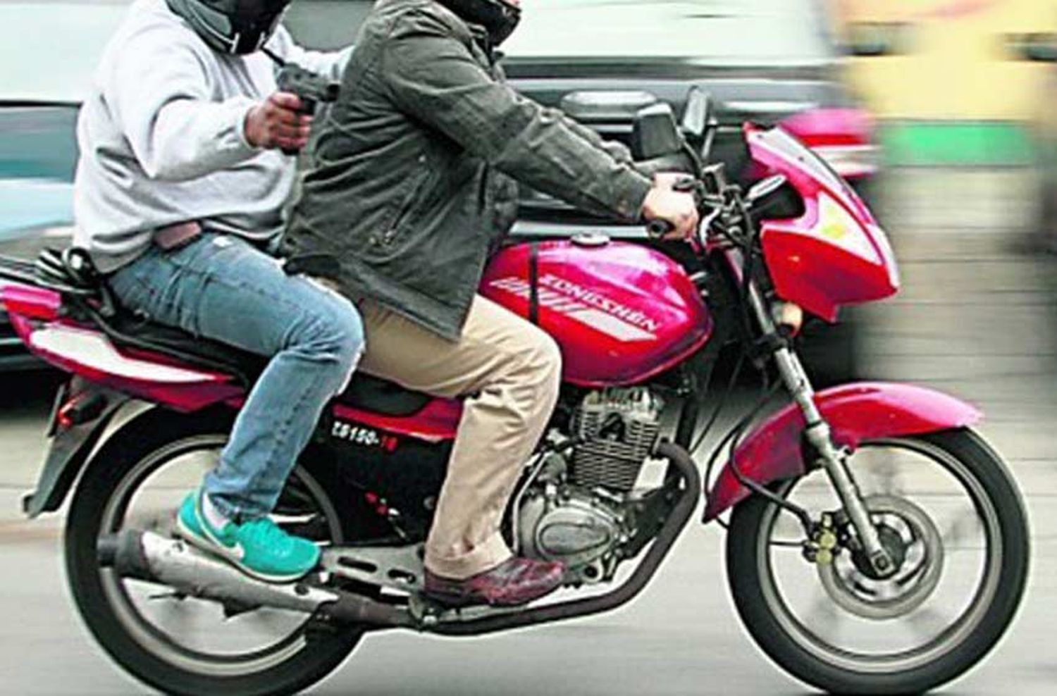 Otra vez los pistoleros en moto: dos baleados graves