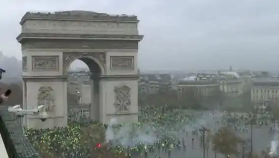 Mientras Macron está en el G20 hay fuertes protestas en París