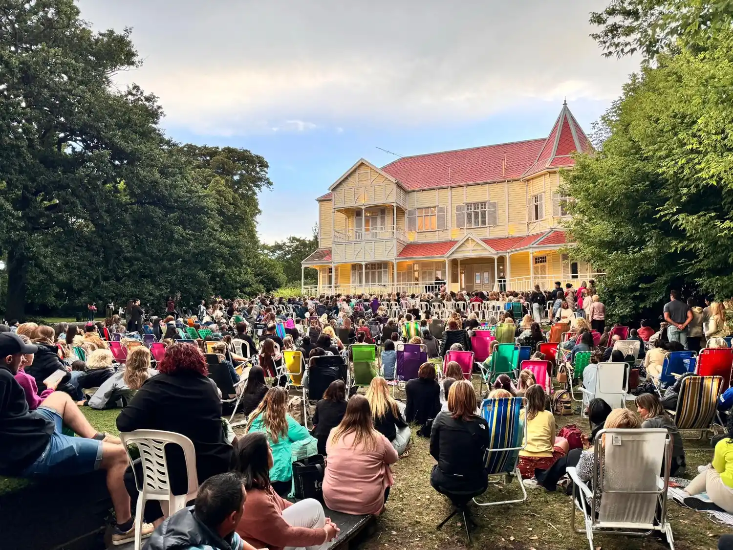 Las salas del Teatro Colón, el Centro Cultural Osvaldo Soriano y el jardín de Villa Victoria serán sitios destacados en el primer fin de semana.