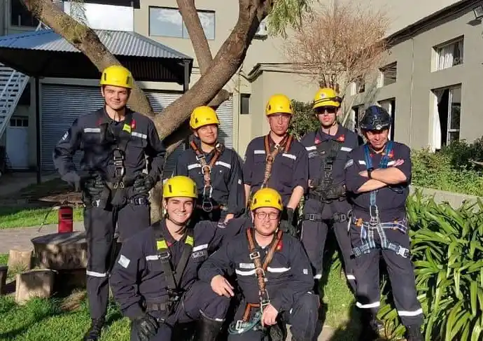 Bomberos de Chascomús fortalecen su preparación con práctica de rescate en altura