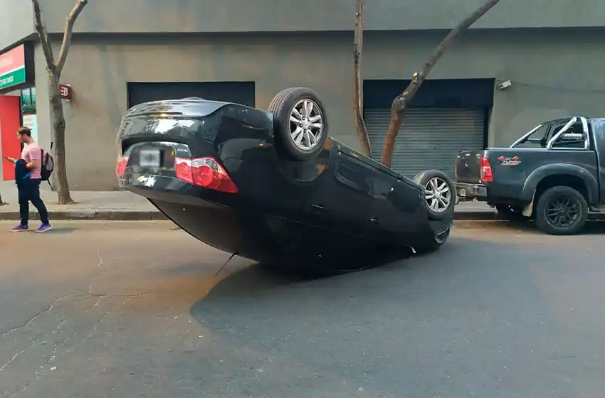 Un funcionario municipal manejaba alcoholizado y volcó