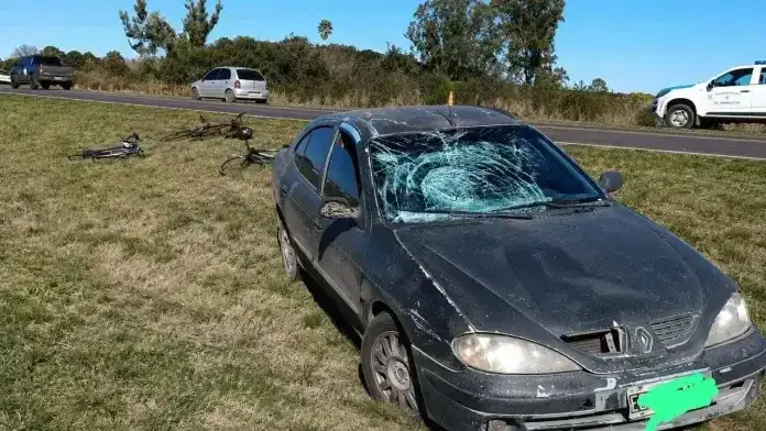 Un utomovilista chocó a tres ciclistas en Ruta 12 y terminaron hospitalizados