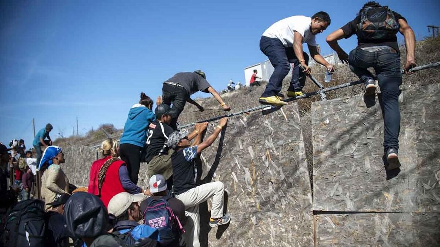 SHEINBAUM en un lío por culpa de TRUMP: tuvo que desmentir que no está de acuerdo con el cierre de la frontera