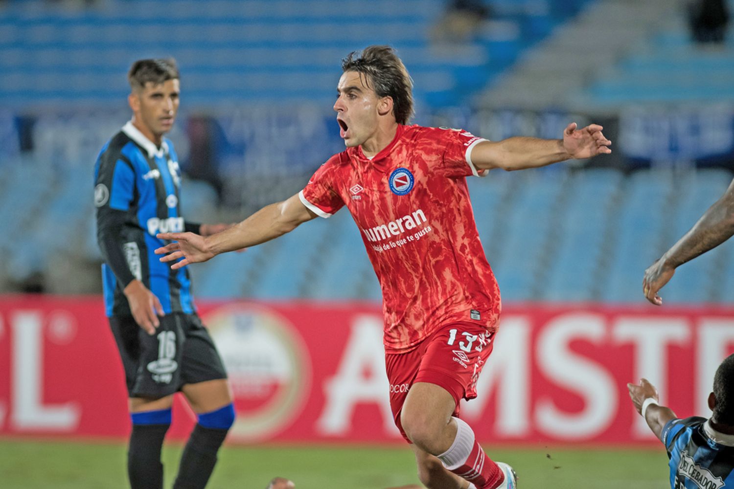 Argentinos inicia su cruce con Fluminense