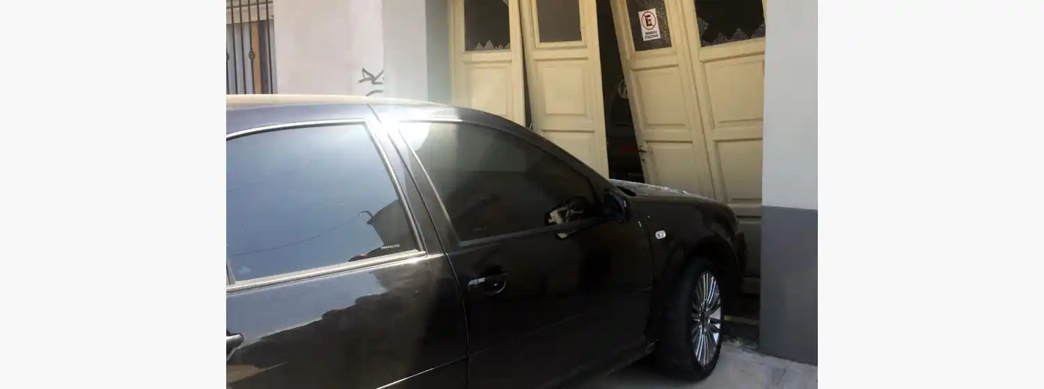 Un auto impactó contra un garage luego de chocar con tres vehículos