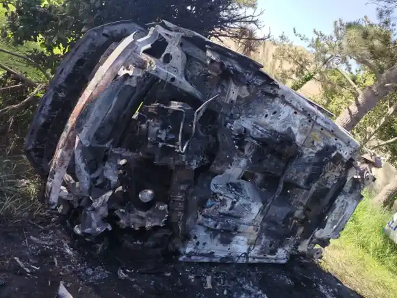 Asalto en una heladería: se llevaron más de 400 mil pesos y quemaron un auto para escapar